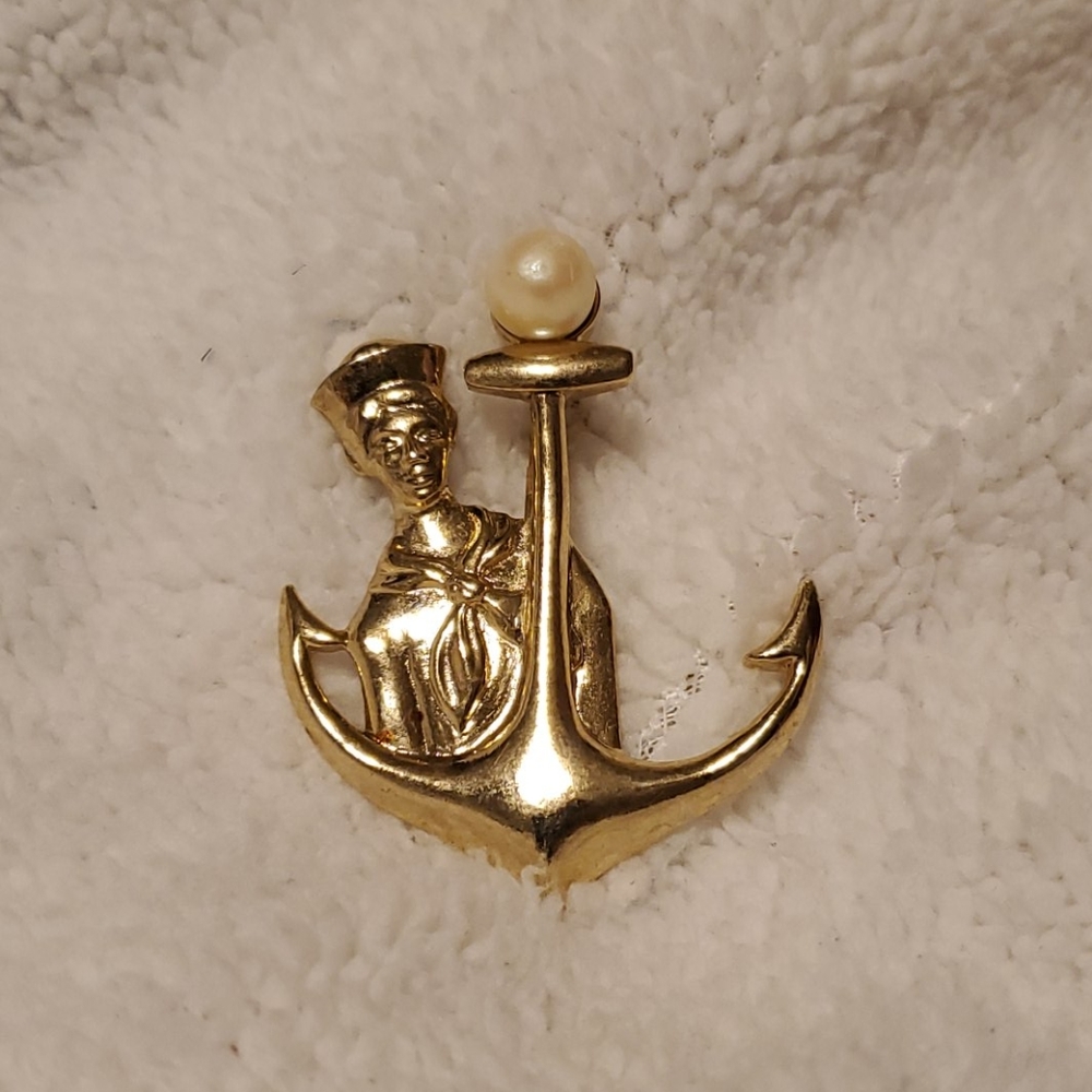 Beautiful gold tone sailor and  Anchor brooch